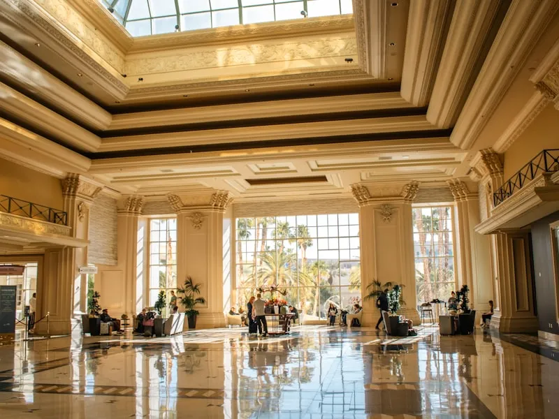 Codes vestimentaires en palace : ce que votre tenue révèle de vous