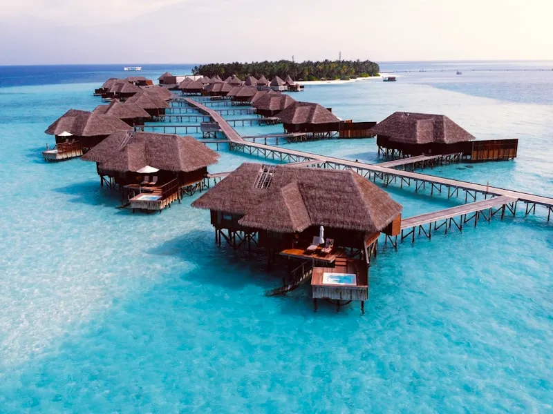 Maldives sur pilotis : l'ivresse de dormir au-dessus du lagon