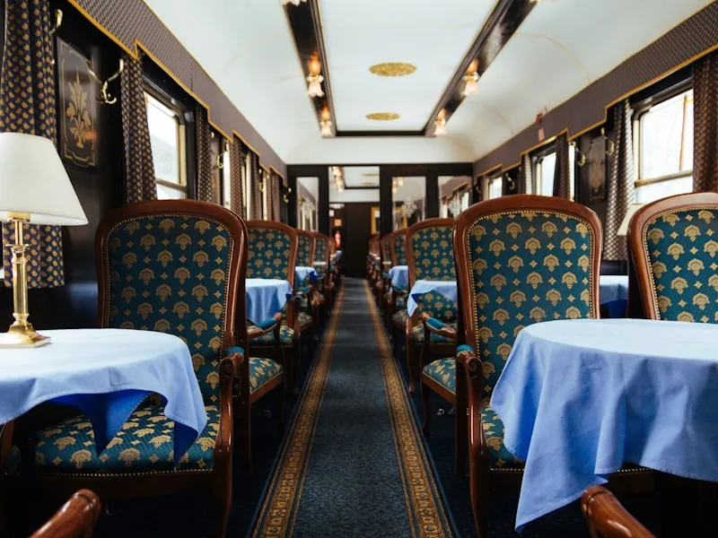 Palaces sur rails : immersion dans l'univers feutré des wagons d'exception