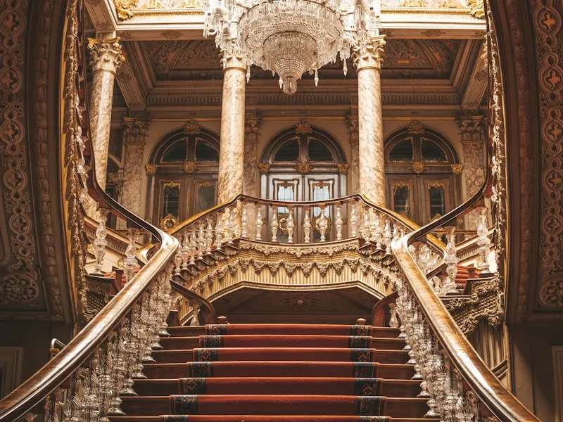 Rénovations de palaces : quand le marbre retrouve son éclat